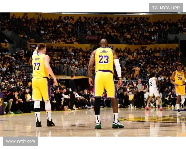 詹姆斯首秀引关注 姆博莫曼联首场亮相精彩表现回顾