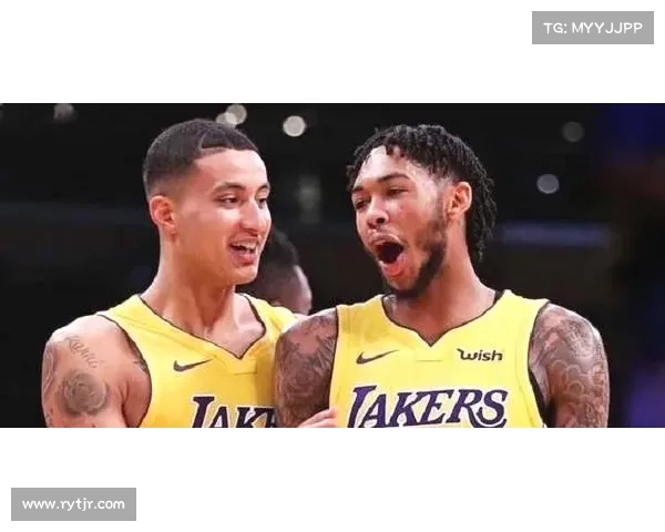 詹姆斯首秀引关注 姆博莫曼联首场亮相精彩表现回顾